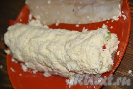 Поверх овощей выложить остатки начинки.