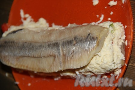 Сверху положить второе филе сельди.