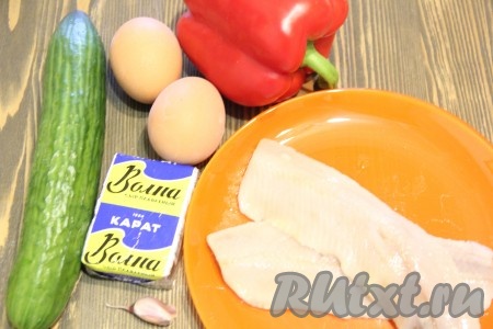 Подготовить продукты для приготовления&nbsp;закуски из сельди с плавленным сыром. Яйца предварительно сварить вкрутую (то есть варить с момента начала кипения воды 10 минут), остудить их и очистить.