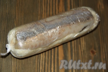 Плотно завернуть закуску в пищевую плёнку, хорошо завязать с двух сторон, сформировав что-то наподобие длинной конфеты. Убрать в морозильную камеру на 30-40 минут.