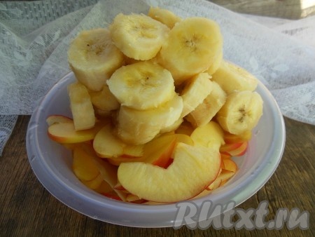 Яблоки нарежьте тонкими дольками, бананы очистите от кожуры и нарежьте колечками. Для того чтобы бананы и яблоки при выпечке не потемнели, полейте их лимонным соком.