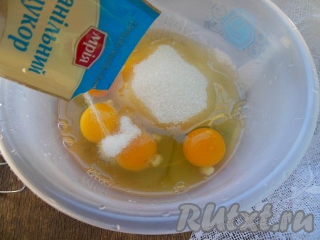 Миксером взбейте яйца с ванильным сахаром и сахаром в течение 3-4 минут (до полного растворения сахара и увеличения объёма яично-сахарной массы в 2 раза).
