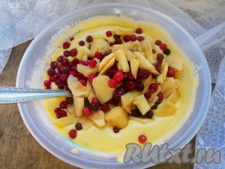 Положите яблоки с клюквой в пакет, всыпьте крахмал, слегка потрясите. Отправьте ягодно-фруктовую начинку в тесто, перемешайте.
