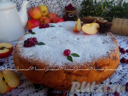 Остывший пирог посыпьте сахарной пудрой и украсьте по желанию.
