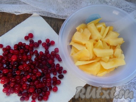 Яблоки очистите от кожуры и семенной коробочки, нарежьте на небольшие кусочки. Клюкву промойте и просушите при помощи бумажного полотенца.