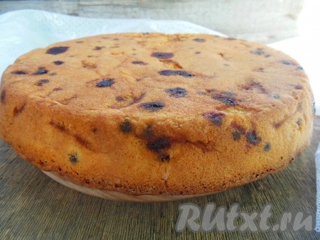 Готовность проверьте с помощью деревянной шпажки (шпажка должна остаться сухой при прокалывании готовой шарлотки). Достаньте шарлотку из духовки и дайте слегка остыть.&nbsp;Затем проведите ножом по краю формы и переверните пирог на поднос или тарелку.
