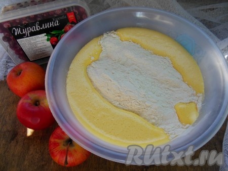 В яично-сахарную смесь добавьте просеянную муку с разрыхлителем.
