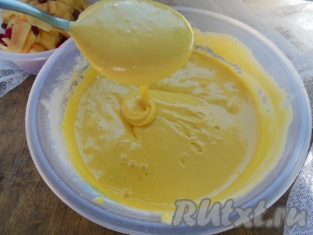 Взбейте тесто на низких оборотах миксера. Получившееся тесто должно напоминать домашнюю сметану (не густую, но и не жидкую), оно будет плавно стекать с ложки (как на фото).
