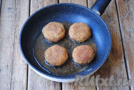 Жарить постные перловые котлеты на среднем огне по 2-3 минуты с каждой стороны (до красивого золотистого цвета). Готовые котлеты выложить на бумажное полотенце, чтобы убрать лишнее растительное масло.