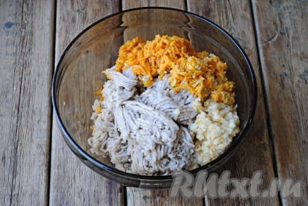 Остывшую перловую кашу, обжаренные овощи и сырой очищенный картофель пропустить через мясорубку или измельчить с помощью блендера, посолить, поперчить, тщательно перемешать.