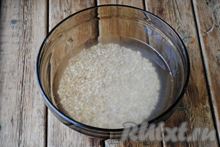 Перловку хорошо промыть, залить холодной водой и оставить на ночь (чтобы крупа набухала). Если у вас нет столько времени - оставьте её набухать, хотя бы на 3-4 часа.