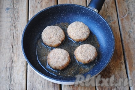 Мокрыми руками сформировать из перловой массы небольшие котлетки, обвалять их в панировочных сухарях и выложить на сковороду, разогретую с растительным маслом.