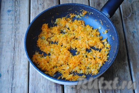 Обжарить овощи, помешивая, на среднем огне до золотистого цвета (около 5 минут).