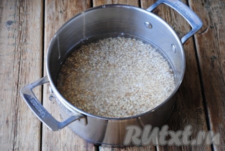 По истечении времени с набухшей крупы слить воду, промыть её ещё раз. Затем переложить в кастрюлю, залить 2,5 стаканами чистой холодной воды, поставить на огонь, посолить и варить после закипания на небольшом огне до готовности.
