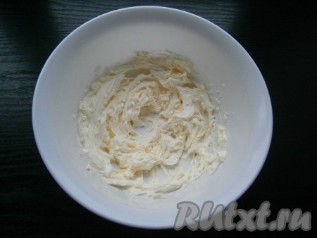 Размягченное сливочное масло взбить миксером в течение 2-3 минут.
