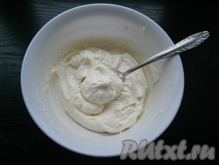 Крем получается гладким, нежным, вкусным и очень хорошо держащим форму.