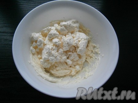 Далее добавить мягкий творог. Если у вас творог жестковат и с крупинками, то вначале пробейте его погружным блендером до однородности.
