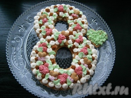 А дальше торт можно украсить кремом, добавив в него красители, фигурками из теста (у меня - сердечки). Торт можно украшать чем угодно: цветами, шоколадом, фигурками из мастики и т.д., главное, чтобы было ярко и красиво.
