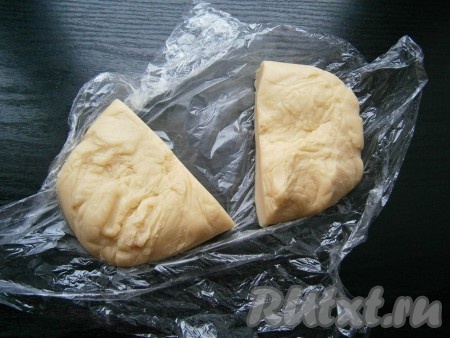 Готовое тесто станет плотным и твердым, разделить его на 2 части.