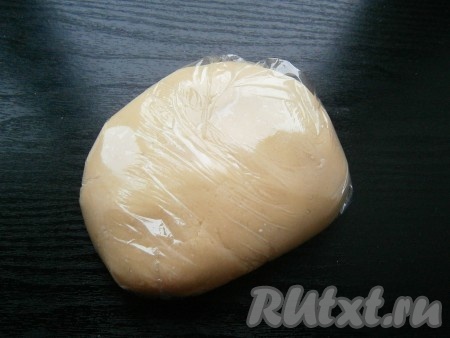 Завернуть тесто в пищевую пленку и поместить его в холодильник минимум на 2-3 часа, лучше на ночь.