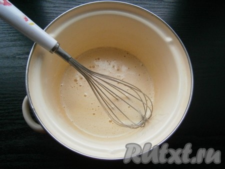 Тщательно перемешать венчиком.

