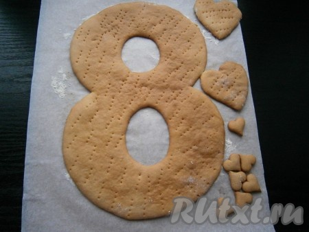 Выпекать корж в разогретой до 170-180 градусов духовке минут 7-10 (смотрите по своей духовке - корж печется очень быстро, как немного зарумянится - готов, если передержите - будет сухим и ломким). Из обрезков теста можно вырезать и испечь разные фигурки, у меня - сердечки. Если тесто было замешано и выдержано правильно, корж не будет пузыриться и останется ровным.
