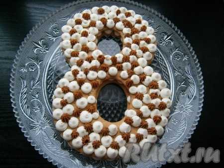 И таким же образом украсить его кремом, сгущенкой.