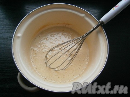 При постоянном помешивании довести смесь до кипения, но не кипятить и снять с огня. Сразу же добавить соду, перемешать. В результате взаимодействия с содой смесь начнет пениться. Дать смеси остыть до теплого состояния.