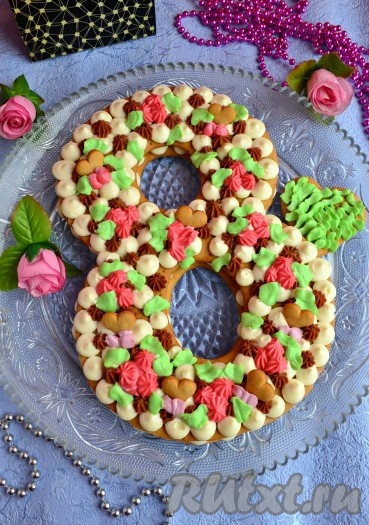 Вкусный, красивый и интересный торт "Цифра", приготовленный из медовых коржей, поместить в холодильник часа на 3-4, он отлично пропитывается и становится нежным. Подать к праздничному столу.
