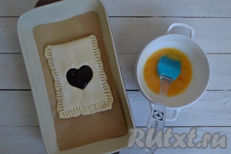 В миску вбить куриное яйцо и немного взболтать вилкой или венчиком.
