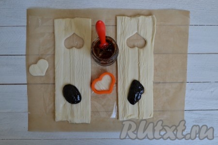 На противоположный край теста, также, не доходя до края 2 см, выложить 1 столовую ложку повидла.
