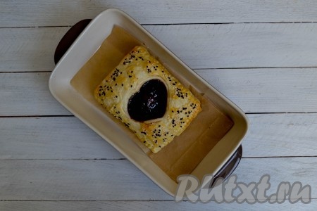 Выпекать слойки в разогретой духовке 20-25 минут при температуре 180 градусов.
