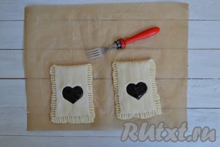 Накрыть повидло краем теста с отверстием. Аккуратно защипать края. Можно воспользоваться вилкой, с её помощью края будут надежно соединены и еще получится красивый, ребристый узор. Выложить заготовки в форму (у меня керамическая). Форму можно смазать растительным маслом или застелить пекарской бумагой.&nbsp;
