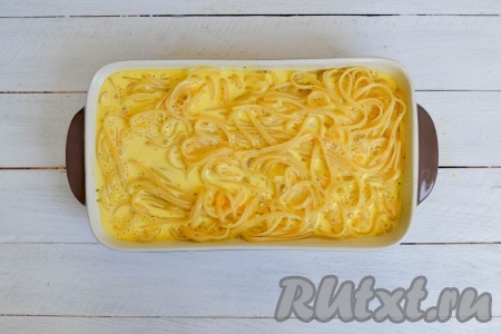 Макаронные изделия залить смесью яиц и сливок, сразу же отправить&nbsp;лапшевник из макарон в разогретую духовку.
