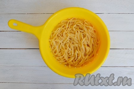 Готовые макаронные изделия откинуть на дуршлаг. 