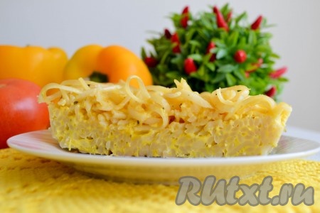 Нежный, ароматный, сытный и очень вкусный&nbsp;лапшевник из макарон с яйцами, приготовленный в духовке, подавать к столу можно как в теплом, так и в охлажденном виде. С ним прекрасно сочетаются овощи, овощные салаты и сметана. Муж предпочитает кушать лапшевник с куриной отбивной или котлеткой.
