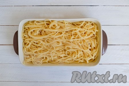 Когда вся лишняя жидкость стечет, переложить макароны в форму для запекания (лучше использовать керамическую форму).
