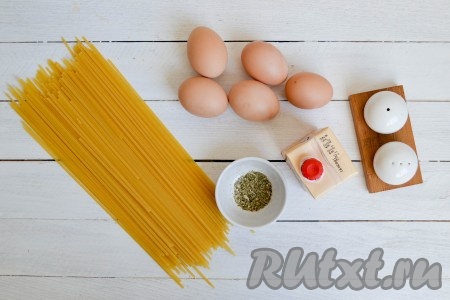 Подготовить необходимые ингредиенты для приготовления лапшевника из макарон с яйцами в духовке.