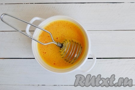 Куриные яйца выложить в глубокую миску и тщательно взбить венчиком или миксером. 