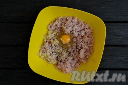 Добавить к фаршу куриное яйцо.
