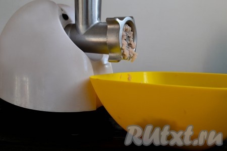 Мясо пропустить через мясорубку с мелким ситечком или измельчить блендером.
