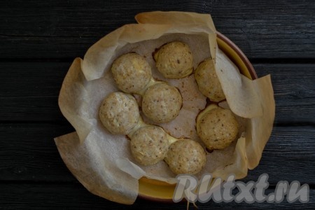 Если хотите получить более диетическое блюдо, запеките котлеты в духовке. Для этого необходимо выложить сформированные котлеты в форму для запекания на пергаментную бумагу и запекать в разогретой духовке 20 минут при температуре 180 градусов.
