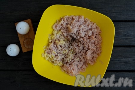 По вкусу всыпать соль и черный молотый перец. 