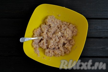 Тщательно перемешать массу. Если вам кажется, что масса получилась плотной и суховатой - добавьте еще одно яйцо или только желток. Оставить фарш на 10-15 минут, прикрыв его пленкой.&nbsp;
