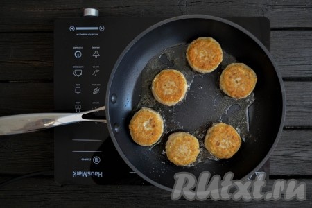 Обжарить котлетки на среднем огне до румяности (примерно, по 3-4 минуты) с каждой стороны.
