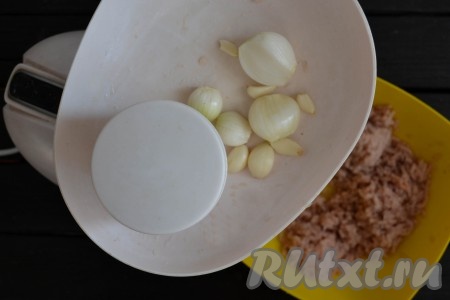 Очистить лук и чеснок, перемолоть и добавить к фаршу.
