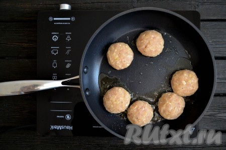 Из приготовленного фарша сформировать котлеты и выложить их на сковороду,&nbsp;разогретую с небольшим количеством растительного масла.