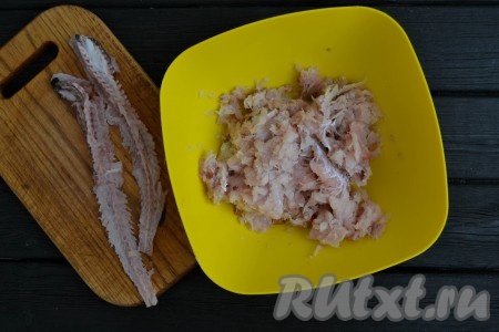 Размороженную рыбу вымыть, удалить внутренности и черную пленку из брюшка, снять кожу. Отделить мясо от костей. 

