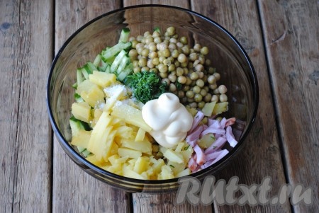 Заправить салат майонезом и посолить. 