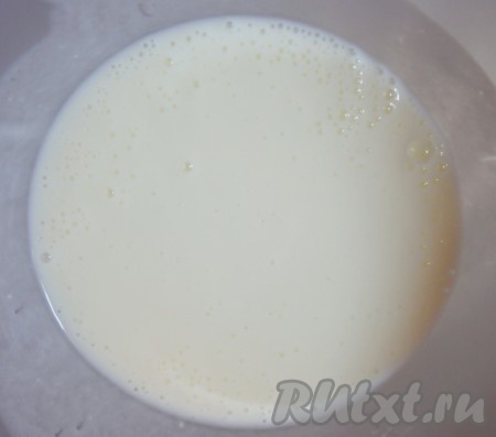 Вылить в миску кефир, добавить соду, перемешать. Дать постоять 5-10 минут. Это важно (!).
